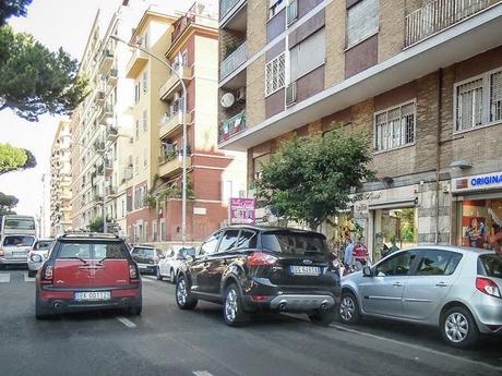 La sosta selvaggia uccide la città, ruba il vostro tempo, rende la vita facile a poche persone e difficilissima a molte. 80 foto per 10km di doppia fila continua da Cinecittà a Ostiense