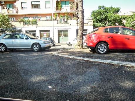 La sosta selvaggia uccide la città, ruba il vostro tempo, rende la vita facile a poche persone e difficilissima a molte. 80 foto per 10km di doppia fila continua da Cinecittà a Ostiense