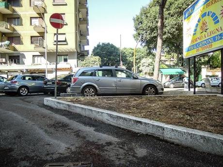 La sosta selvaggia uccide la città, ruba il vostro tempo, rende la vita facile a poche persone e difficilissima a molte. 80 foto per 10km di doppia fila continua da Cinecittà a Ostiense
