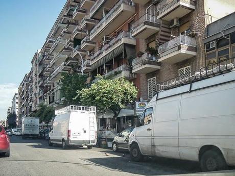 La sosta selvaggia uccide la città, ruba il vostro tempo, rende la vita facile a poche persone e difficilissima a molte. 80 foto per 10km di doppia fila continua da Cinecittà a Ostiense