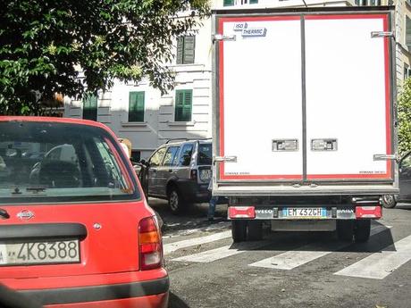 La sosta selvaggia uccide la città, ruba il vostro tempo, rende la vita facile a poche persone e difficilissima a molte. 80 foto per 10km di doppia fila continua da Cinecittà a Ostiense