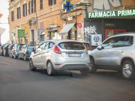 La sosta selvaggia uccide la città, ruba il vostro tempo, rende la vita facile a poche persone e difficilissima a molte. 80 foto per 10km di doppia fila continua da Cinecittà a Ostiense