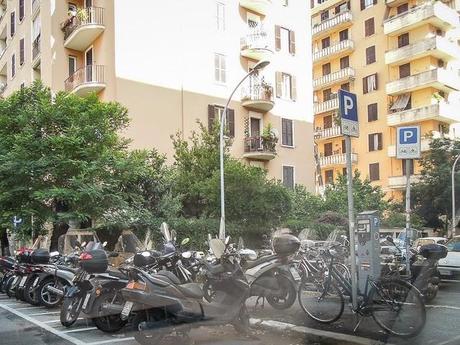 La sosta selvaggia uccide la città, ruba il vostro tempo, rende la vita facile a poche persone e difficilissima a molte. 80 foto per 10km di doppia fila continua da Cinecittà a Ostiense