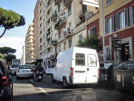 La sosta selvaggia uccide la città, ruba il vostro tempo, rende la vita facile a poche persone e difficilissima a molte. 80 foto per 10km di doppia fila continua da Cinecittà a Ostiense