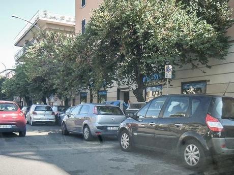 La sosta selvaggia uccide la città, ruba il vostro tempo, rende la vita facile a poche persone e difficilissima a molte. 80 foto per 10km di doppia fila continua da Cinecittà a Ostiense