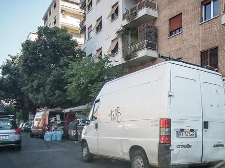 La sosta selvaggia uccide la città, ruba il vostro tempo, rende la vita facile a poche persone e difficilissima a molte. 80 foto per 10km di doppia fila continua da Cinecittà a Ostiense