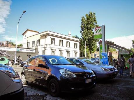 La sosta selvaggia uccide la città, ruba il vostro tempo, rende la vita facile a poche persone e difficilissima a molte. 80 foto per 10km di doppia fila continua da Cinecittà a Ostiense