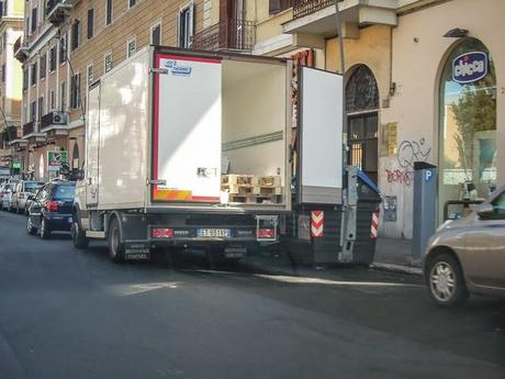 La sosta selvaggia uccide la città, ruba il vostro tempo, rende la vita facile a poche persone e difficilissima a molte. 80 foto per 10km di doppia fila continua da Cinecittà a Ostiense