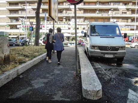 La sosta selvaggia uccide la città, ruba il vostro tempo, rende la vita facile a poche persone e difficilissima a molte. 80 foto per 10km di doppia fila continua da Cinecittà a Ostiense