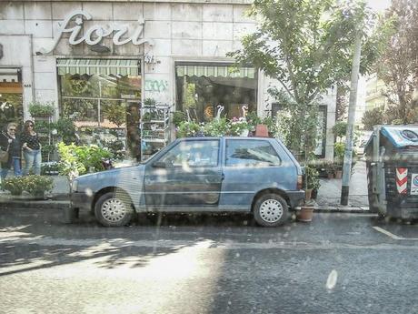 La sosta selvaggia uccide la città, ruba il vostro tempo, rende la vita facile a poche persone e difficilissima a molte. 80 foto per 10km di doppia fila continua da Cinecittà a Ostiense