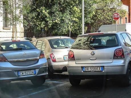 La sosta selvaggia uccide la città, ruba il vostro tempo, rende la vita facile a poche persone e difficilissima a molte. 80 foto per 10km di doppia fila continua da Cinecittà a Ostiense