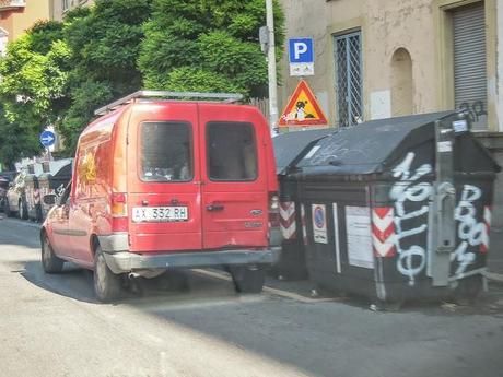La sosta selvaggia uccide la città, ruba il vostro tempo, rende la vita facile a poche persone e difficilissima a molte. 80 foto per 10km di doppia fila continua da Cinecittà a Ostiense