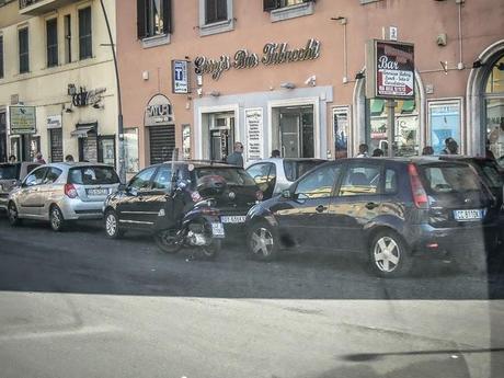 La sosta selvaggia uccide la città, ruba il vostro tempo, rende la vita facile a poche persone e difficilissima a molte. 80 foto per 10km di doppia fila continua da Cinecittà a Ostiense