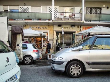 La sosta selvaggia uccide la città, ruba il vostro tempo, rende la vita facile a poche persone e difficilissima a molte. 80 foto per 10km di doppia fila continua da Cinecittà a Ostiense