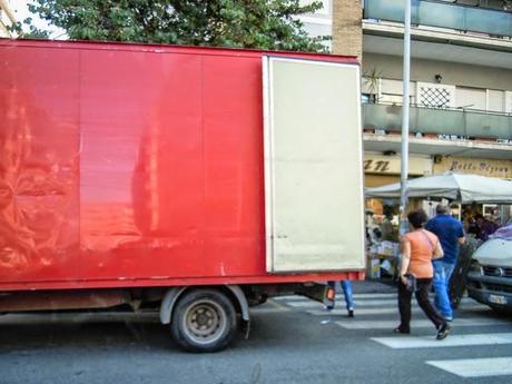 La sosta selvaggia uccide la città, ruba il vostro tempo, rende la vita facile a poche persone e difficilissima a molte. 80 foto per 10km di doppia fila continua da Cinecittà a Ostiense