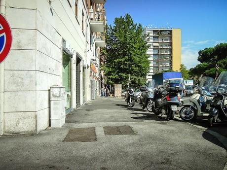 La sosta selvaggia uccide la città, ruba il vostro tempo, rende la vita facile a poche persone e difficilissima a molte. 80 foto per 10km di doppia fila continua da Cinecittà a Ostiense