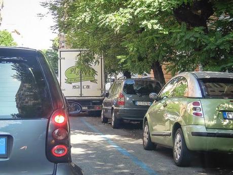 La sosta selvaggia uccide la città, ruba il vostro tempo, rende la vita facile a poche persone e difficilissima a molte. 80 foto per 10km di doppia fila continua da Cinecittà a Ostiense