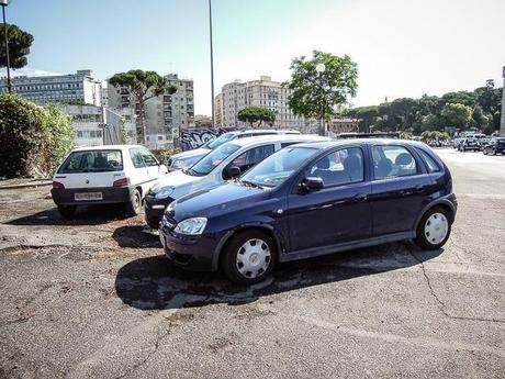 La sosta selvaggia uccide la città, ruba il vostro tempo, rende la vita facile a poche persone e difficilissima a molte. 80 foto per 10km di doppia fila continua da Cinecittà a Ostiense