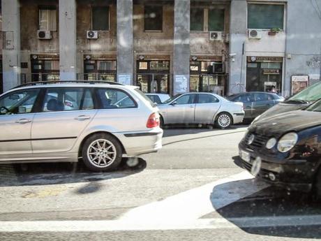 La sosta selvaggia uccide la città, ruba il vostro tempo, rende la vita facile a poche persone e difficilissima a molte. 80 foto per 10km di doppia fila continua da Cinecittà a Ostiense