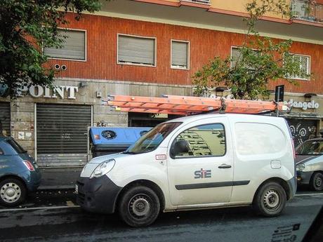 La sosta selvaggia uccide la città, ruba il vostro tempo, rende la vita facile a poche persone e difficilissima a molte. 80 foto per 10km di doppia fila continua da Cinecittà a Ostiense