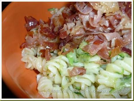 Tortiglioni con cipolla, zucchine e speck (11)