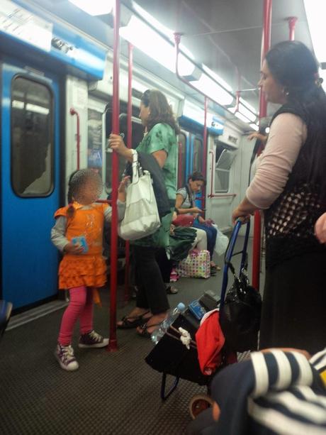 Un semplice viaggio nella metropolitana di Roma, quella che ormai è diventata la terra di nessuno