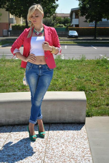 outfit skinny jeans top a fascia bianco giacca fucsia collana con catena e pietre majique london scarpe decollete verdi outfit crop top outfit tacchi e jeans outfit jeans e tacchi outfit blazer fucsia come abbinare il blazer fucsia clutch con catena alexander McQueen outfit mariafelicia magno blogger di colorblock by felym outfit di colorblock by felym fashion blog di mariafelicia magno treccia laterale outfit treccia laterale outfit treccia di lato blazer fucsia benetton outfit giugno 2014 outfit estate 2014 outfit estivi 