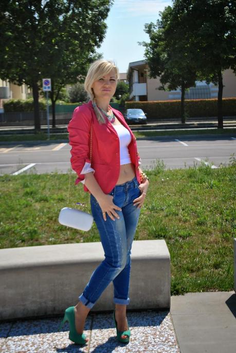 outfit skinny jeans top a fascia bianco giacca fucsia collana con catena e pietre majique london scarpe decollete verdi outfit crop top outfit tacchi e jeans outfit jeans e tacchi outfit blazer fucsia come abbinare il blazer fucsia clutch con catena alexander McQueen outfit mariafelicia magno blogger di colorblock by felym outfit di colorblock by felym fashion blog di mariafelicia magno treccia laterale outfit treccia laterale outfit treccia di lato blazer fucsia benetton outfit giugno 2014 outfit estate 2014 outfit estivi