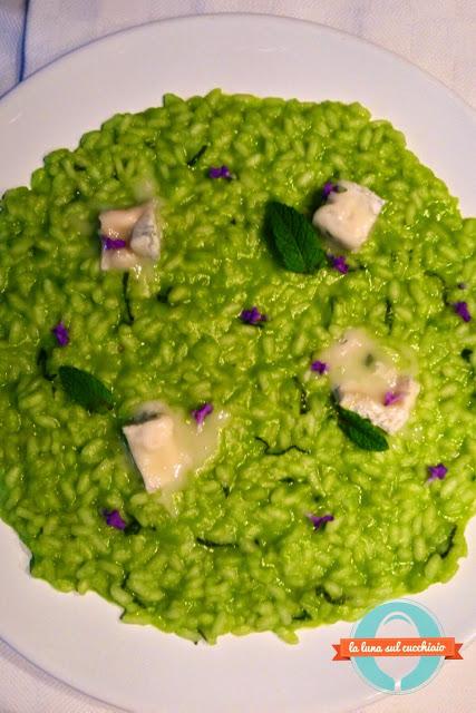 Risotto del prato con Gorgonzola dop piselli menta e fiori di lavanda