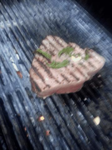 Tagliata di tonno pinna gialla su giardinetto di rucola selvatica