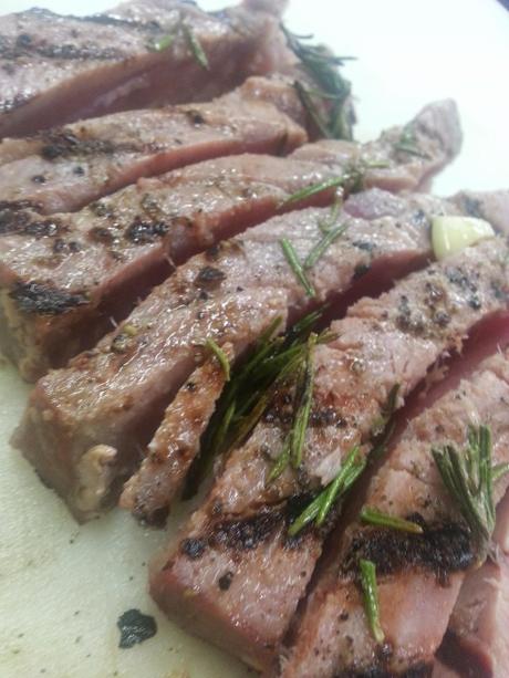 Tagliata di tonno pinna gialla su giardinetto di rucola selvatica