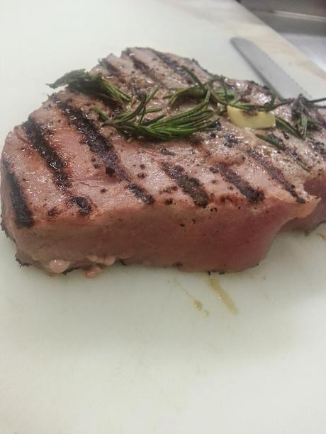 Tagliata di tonno pinna gialla su giardinetto di rucola selvatica