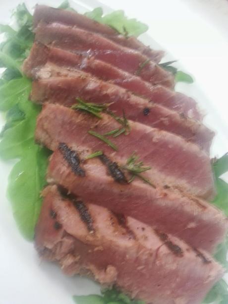 Tagliata di tonno pinna gialla su giardinetto di rucola selvatica