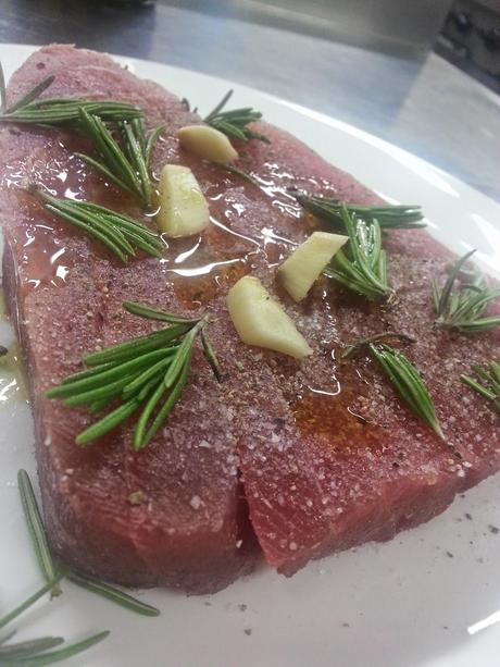 Tagliata di tonno pinna gialla su giardinetto di rucola selvatica