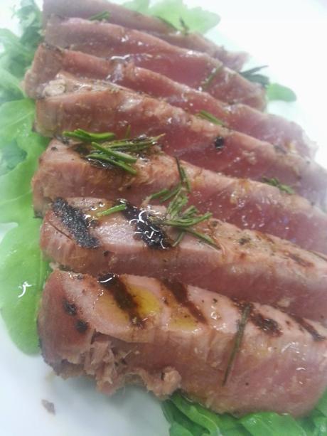 Tagliata di tonno pinna gialla su giardinetto di rucola selvatica