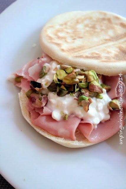 Tigelle con mortadella e pistacchi