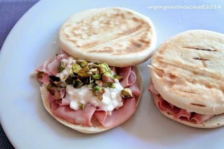 Tigelle con mortadella e pistacchi