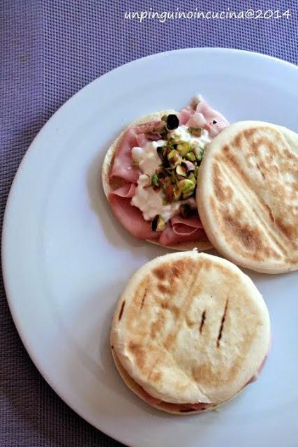 Tigelle con mortadella e pistacchi