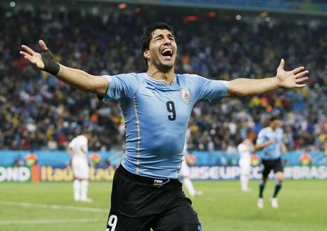 Luis Suarez in delirio per la doppietta che rimette in gioco l'Uruguay. Reuters