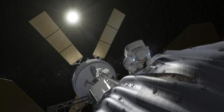 L’illustrazione mostra come in un immediato futuro un astronauta potrebbe prelevare campioni da un asteroide agganciato e spostato in un'orbita stabile attorno alla Terra o alla luna. Crediti: NASA.