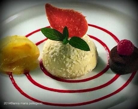 Catajo 2014: foto e ricette. Bavarese al cioccolato bianco e cocco con cuore ai frutti esotici, piccolo cheesecake di robiola e cioccolato con salsa ai lamponi, rosa di ananas marinato al pepe verde e zenzero