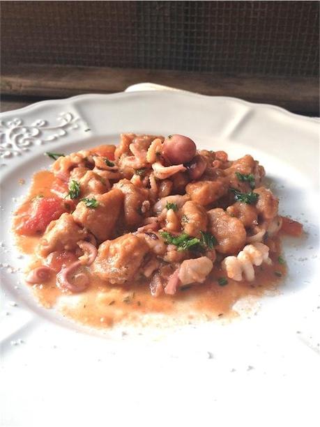 Gnocchetti rossi con farina di Teff in guazzetto di moscardini.