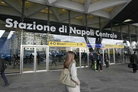 Aggredito e ferito giovane avvocato durante una rapina fuori la stazione di Piazza Garibaldi