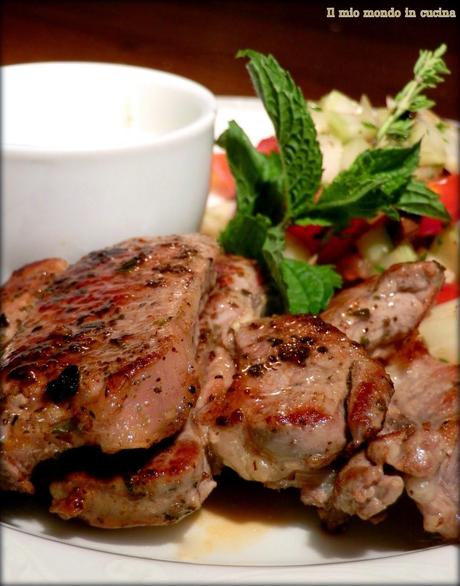 Costolette di AGNELLO speziate con salsa di FETA e insalata di POMODOrini