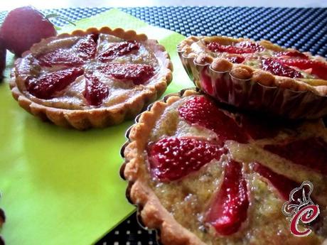 Crostatine alle fragole con crema di pistacchi al cioccolato bianco: la quotidianità a piccoli passi