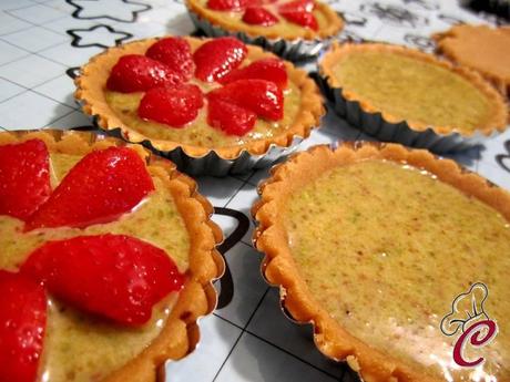 Crostatine alle fragole con crema di pistacchi al cioccolato bianco: la quotidianità a piccoli passi