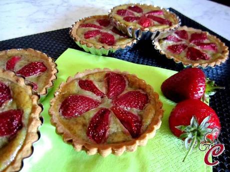 Crostatine alle fragole con crema di pistacchi al cioccolato bianco: la quotidianità a piccoli passi