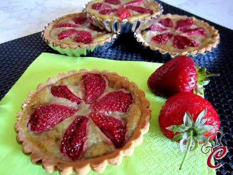 Crostatine alle fragole con crema di pistacchi al cioccolato bianco: la quotidianità a piccoli passi