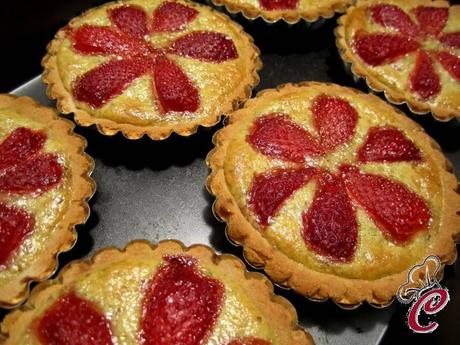 Crostatine alle fragole con crema di pistacchi al cioccolato bianco: la quotidianità a piccoli passi