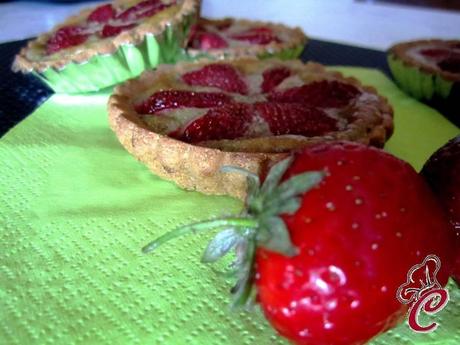 Crostatine alle fragole con crema di pistacchi al cioccolato bianco: la quotidianità a piccoli passi